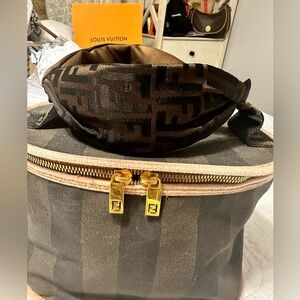 🎬 $199 FENDI Pecan Canvas Hand Pouch Black Brown